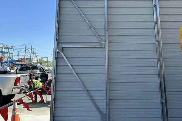Diagonal knee bracing on a metal carport frame
